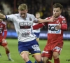 Enkele spelers van KV Kortrijk leren Sinterklaas voetballen