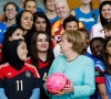 Angela Merkel doet duit in het zakje voor vrouwenvoetbal!