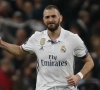 Eden Hazard bewierookt Karim Benzema