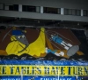 'Als een Smurf in een kooi...' STVV-fans jennen met knappe tifo die van Genk: "The tables have turned"