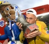 Genk-doelman Vukovic deelt een prikje uit na de titelviering