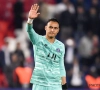 Supporter Montpellier gooit waterflesje tegen het hoofd van PSG-doelman Keylor Navas