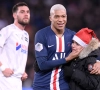 🎥  Mbappé deelt handtekening uit aan jonge fan... tijdens de wedstrijd tegen Amiens