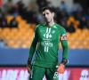 Keeper van Franse tweedeklasser Grenoble Foot gooit de bal in eigen doel