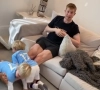 🎥 Never skip leg day! De Bruyne is wel erg creatief met gewichten in quarantaine