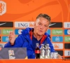 Louis van Gaal doet het weer tijdens bezoek van vrouwen bij Oranje: "Kom even naar mijn kamer. Even snel een wippie doen"