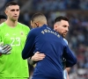 📷 Emiliano Martinez steekt opnieuw de draak met Mbappé en neemt pop van Fransman mee tijdens parade