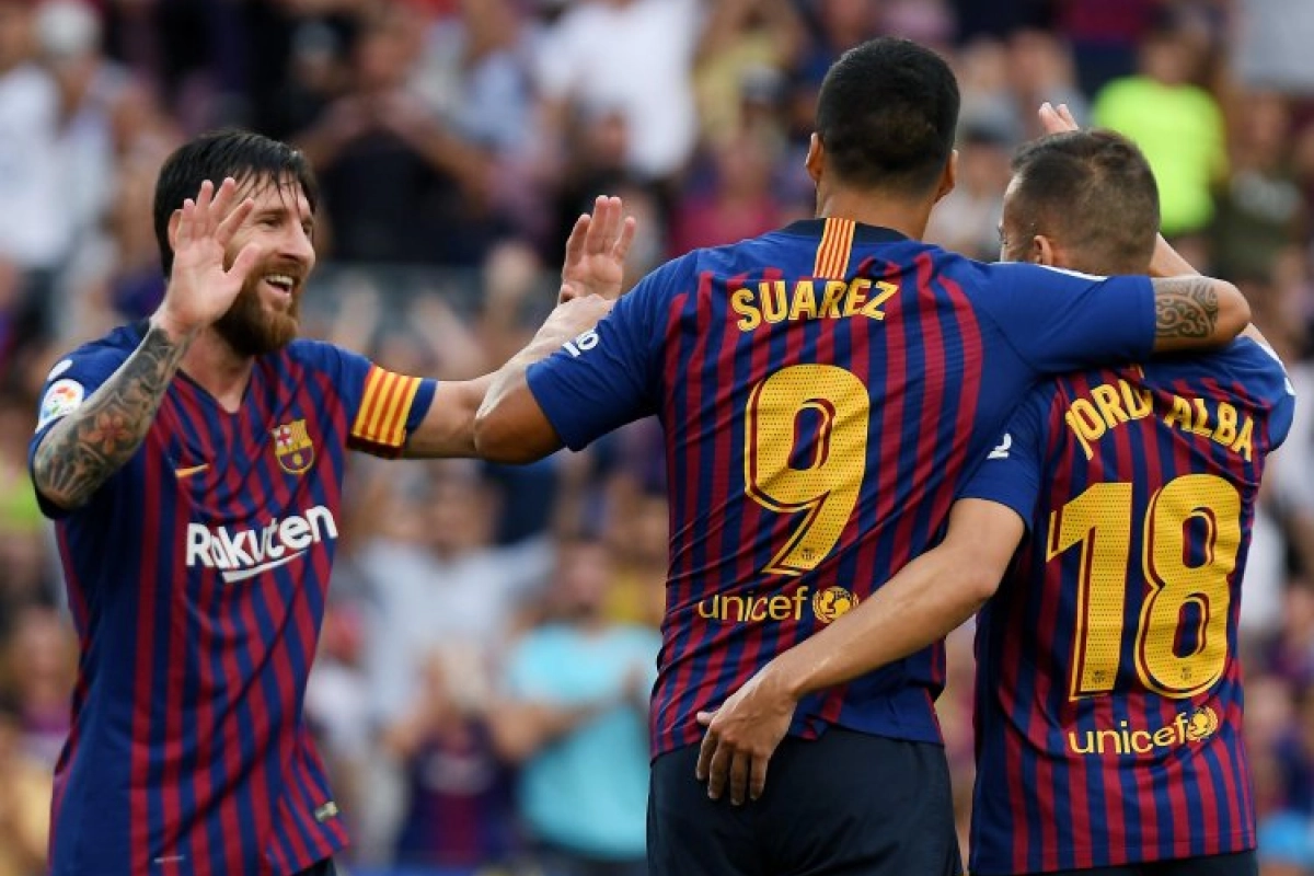 Barcelona staat 10 punten los op Real Madrid dankzij treffers van Messi en Suárez