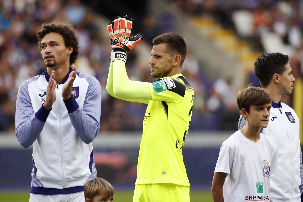 Er lag een contract voor Van Crombrugge klaar bij Ajax, de Anderlecht-doelman legt uit waarom hij weigerde