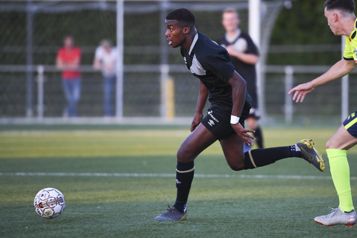 📷 OFFICIEEL Broer van Cristian Benteke trekt ook de grote oceaan over