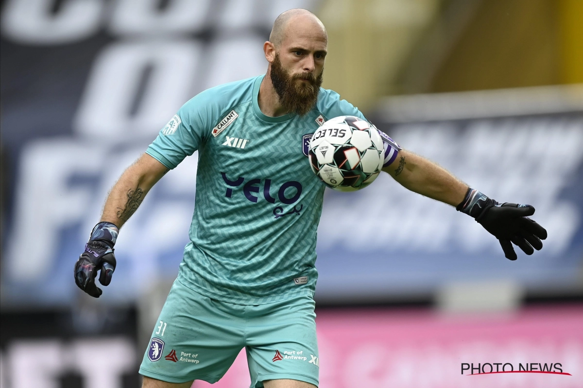 Er zijn nog zekerheden in het leven: Mike Vanhamel tussen de palen bij Beerschot