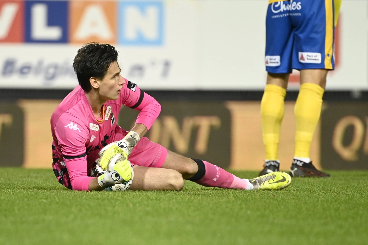 Doelman Charleroi maakt na anderhalf jaar eindelijk debuut: "Trots, maar ook ontgoocheld"