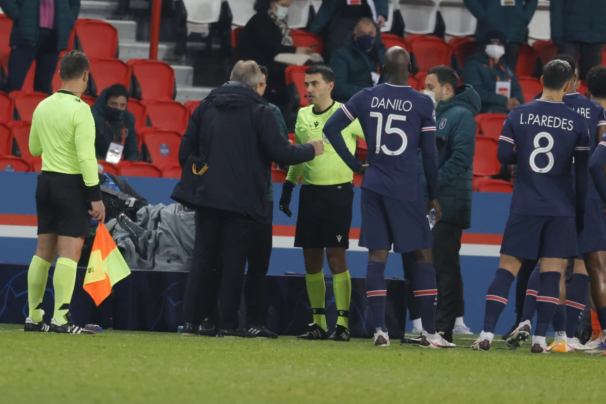 Scheidsrechter PSG-Basaksehir tot einde van het seizoen geschorst wegens ongepast gedrag