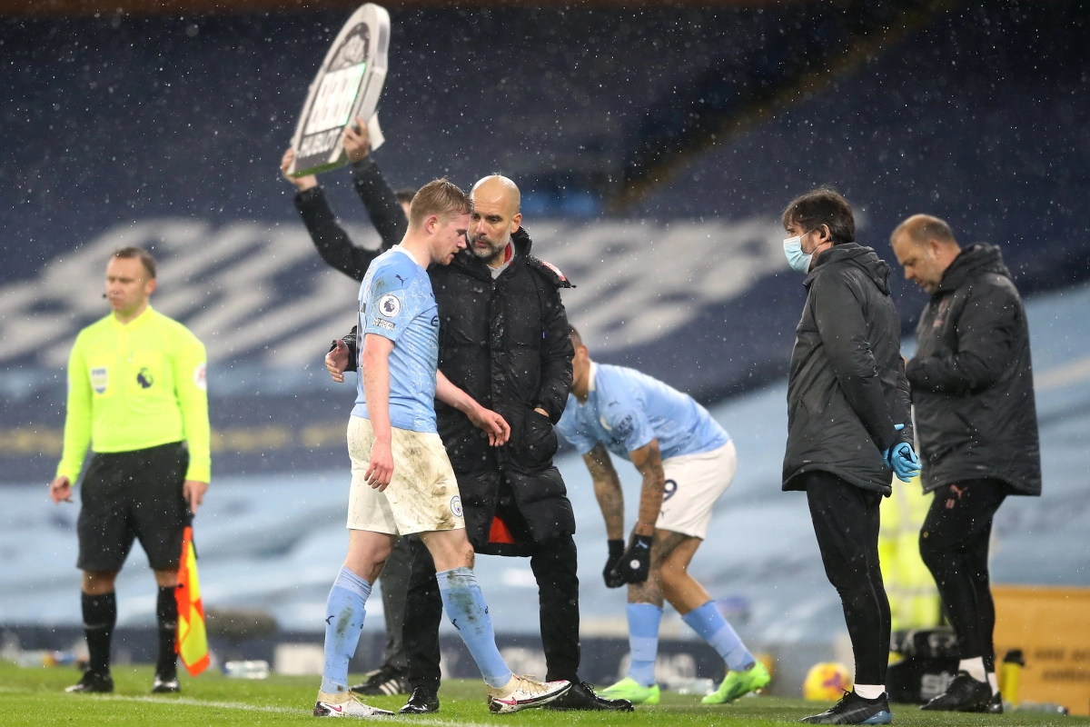 De Bruyne verlaat halve finale FA Cup met blessure