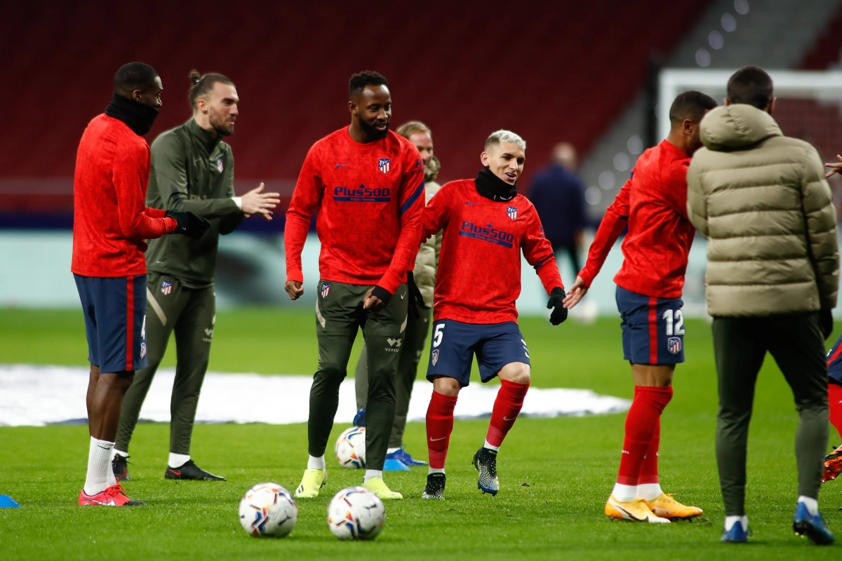 🎥 Paniek op training bij Atlético Madrid: aanvaller stuikt in elkaar en verliest het bewustzijn 