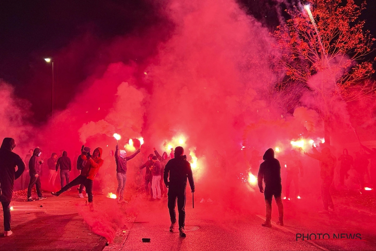 🎥  Harde kern van Antwerp zet Deurne-Noord in lichterlaaie