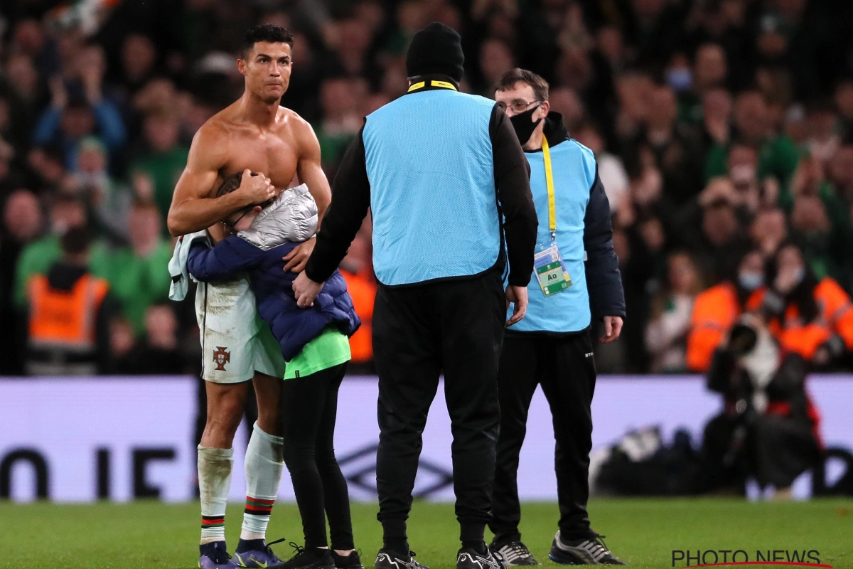 🎥 Schitterend beeld: Ronaldo geeft jonge veldbestormster shirt (al lijkt de Ierse doelman daar niet blij mee)