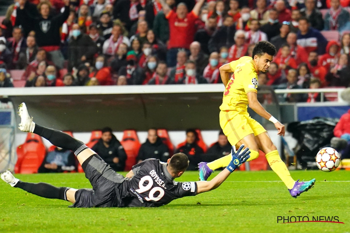 📷 Liverpool speler krijgt stok naar het hoofd gegooid na doelpunt