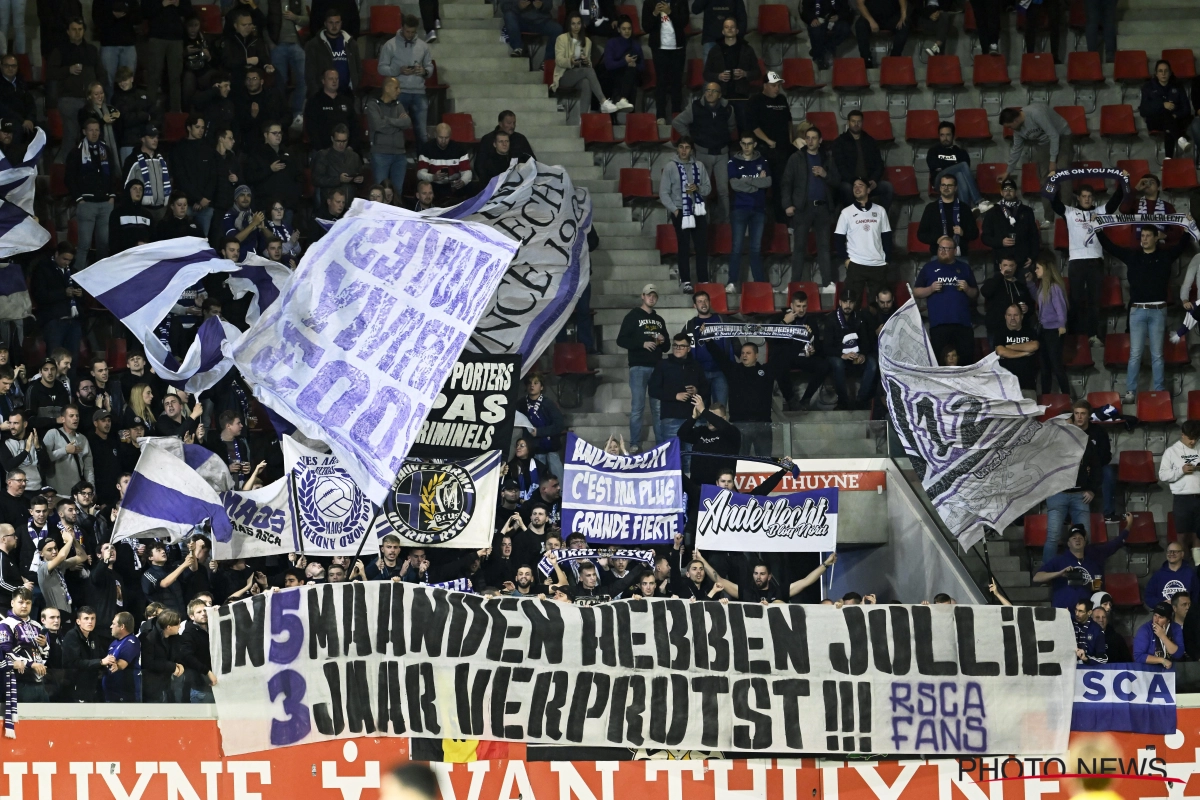 Fans Anderlecht hebben duidelijk spandoek mee in Waregem: "In vijf maanden tijd hebben jullie werk van drie jaar verprutst"