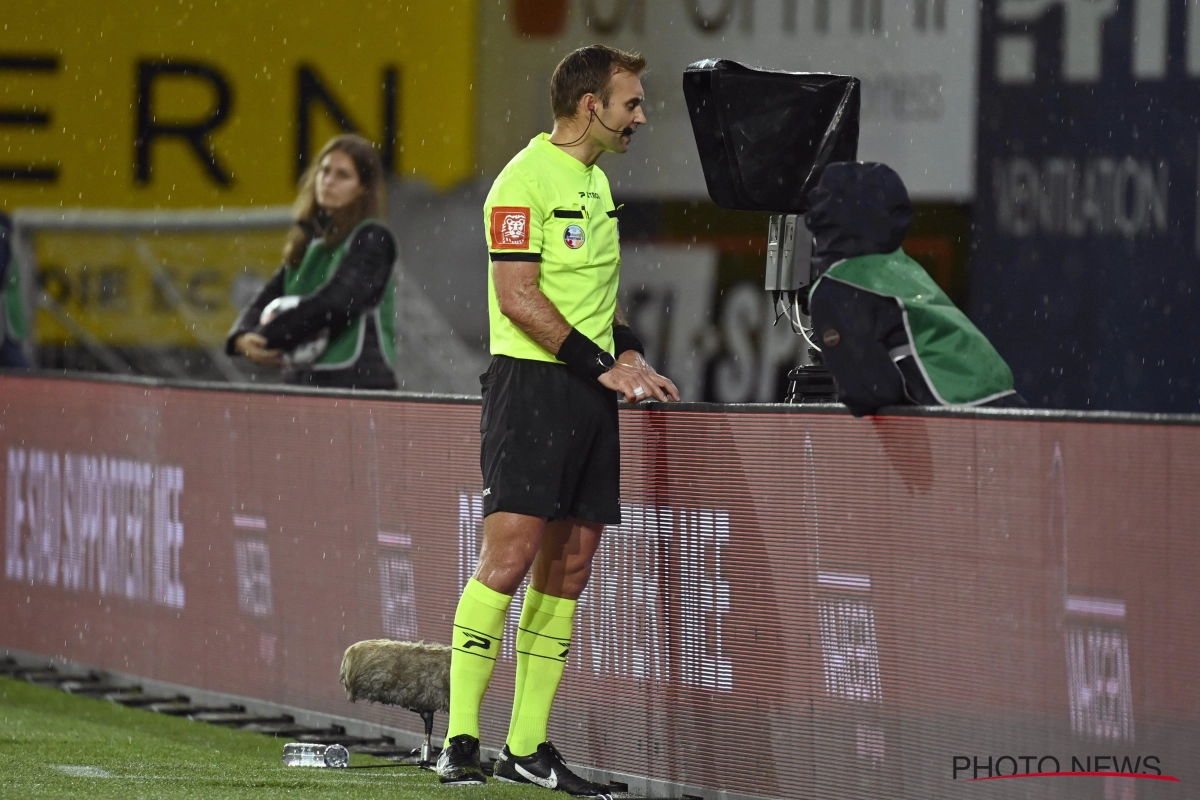 Wow! Zeer bizarre fase aan Gaverbeek: goal Anderlecht afgekeurd, maar ze krijgen wel penalty in de plaats (en geen rood voor Derijck)