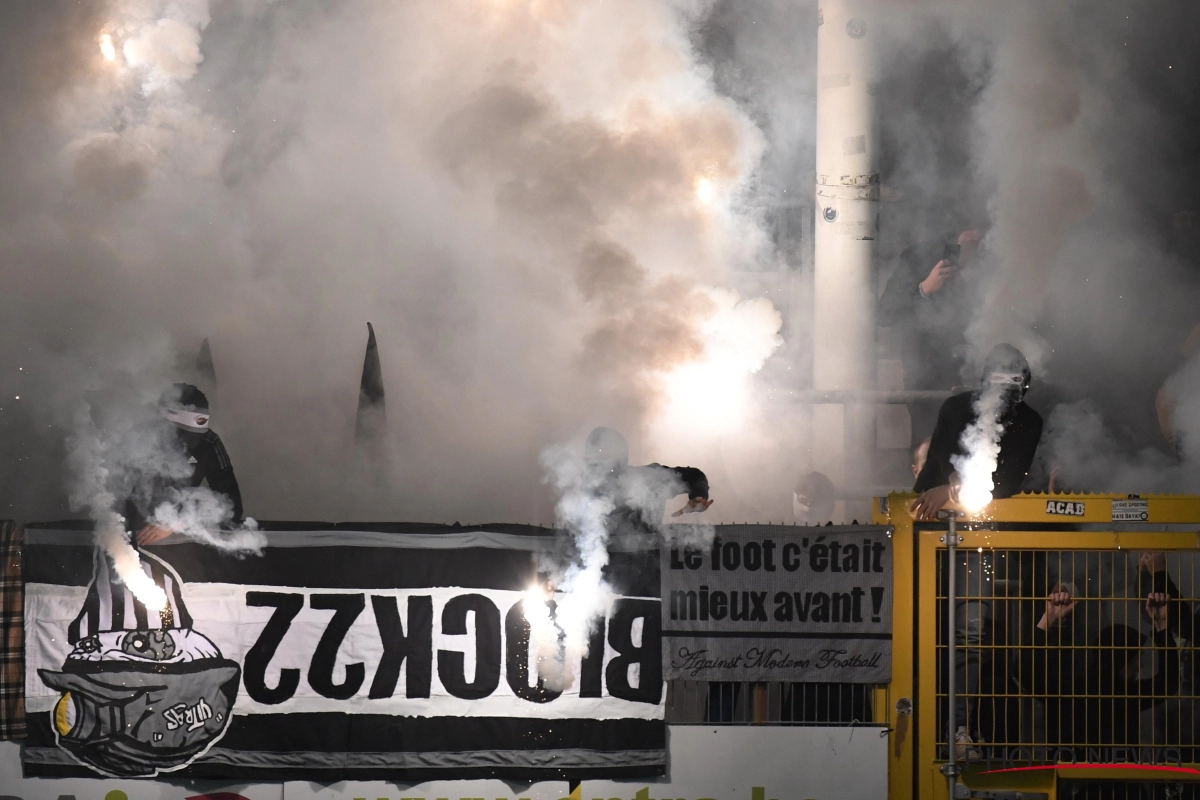 📷 Zoveelste supportersactie: Charleroi-aanhang gaat met vuurwerk en tennisballen voor snelheidsrecord tegen KVM