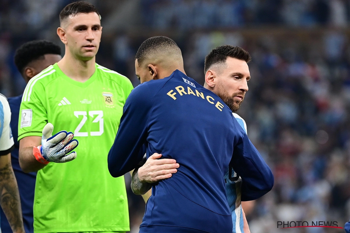 📷 Emiliano Martinez steekt opnieuw de draak met Mbappé en neemt pop van Fransman mee tijdens parade