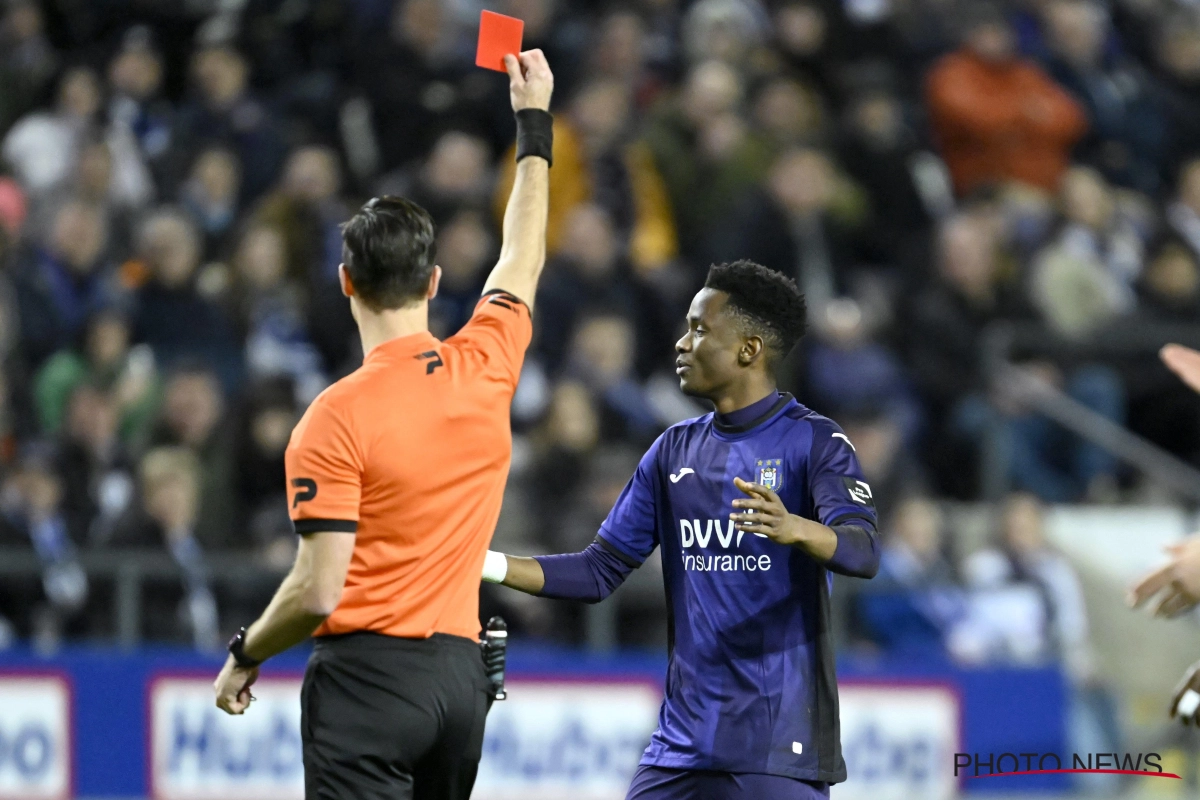 Anderlecht met tien na bizarre fase: N'Diaye krijgt rood nadat eerst buitenspel werd geoordeeld