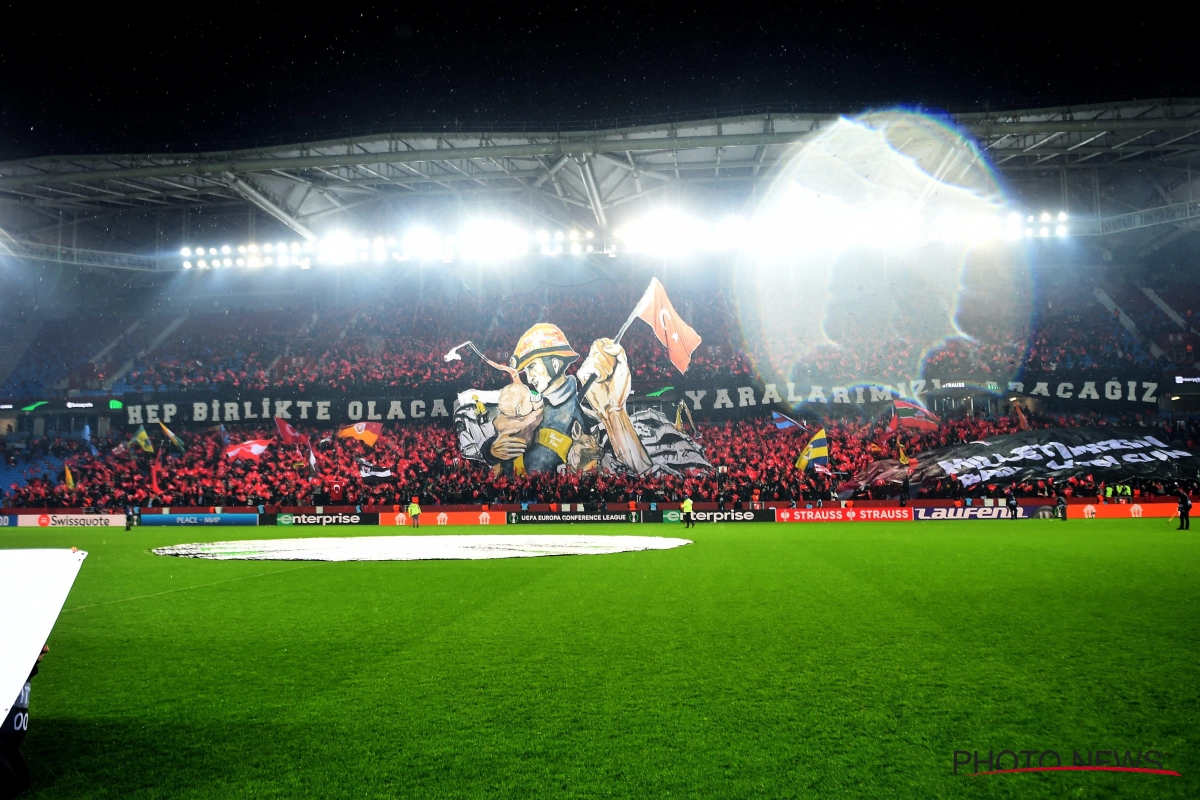 📷 Prachtige tifo bij Europese match Trabzonspor om hulpverleners bij ramp in Turkije en Syrië te eren