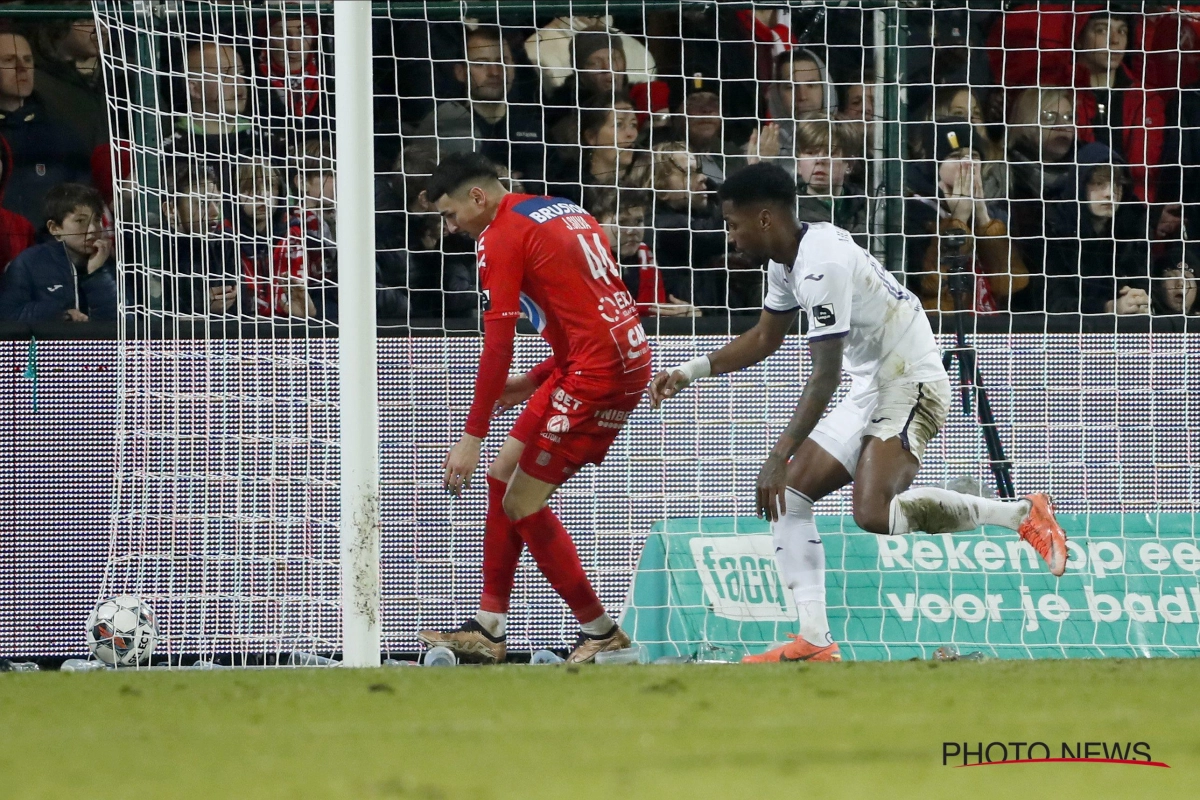 Doelman Kortrijk legt uit wat er gebeurde bij weggeefgoal van Anderlecht, Storck is het er niet mee eens