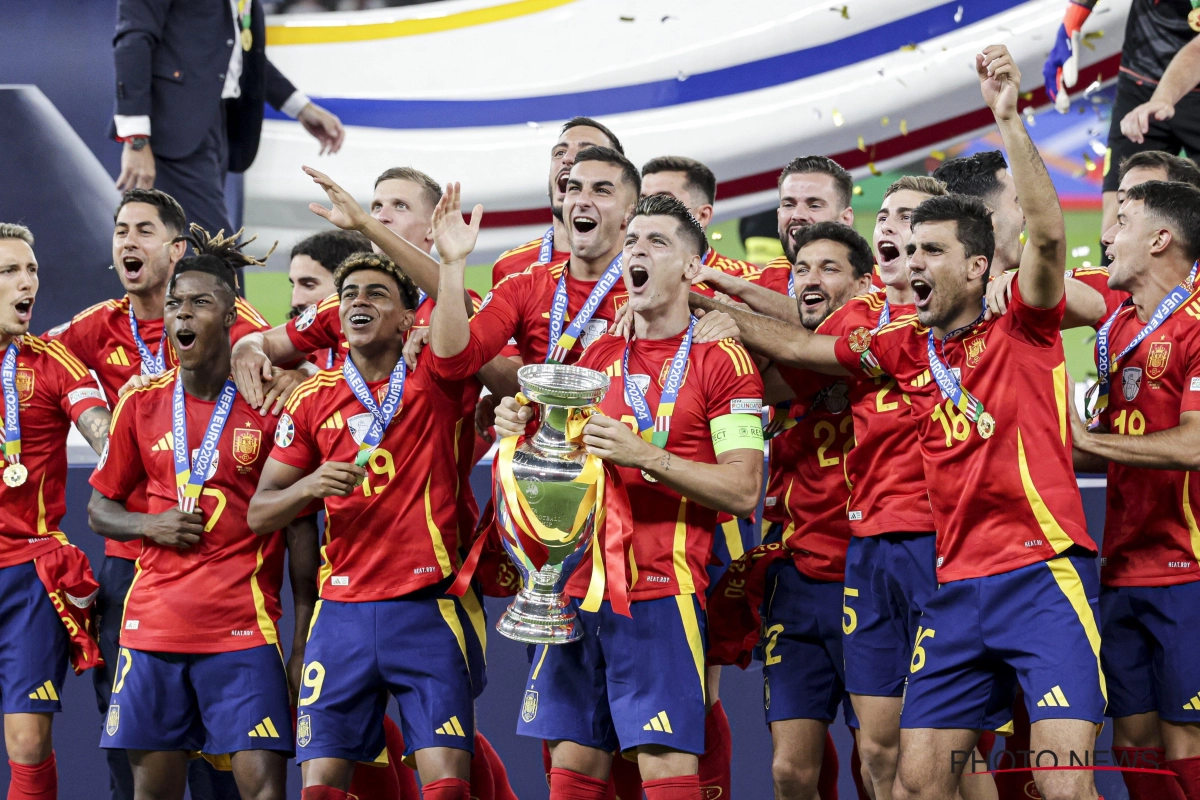 🎥 EVIVA ESPAÑA! Europese kampioenen toeren door open bus door Madrid én bouwen waanzinnig feestje met de fans