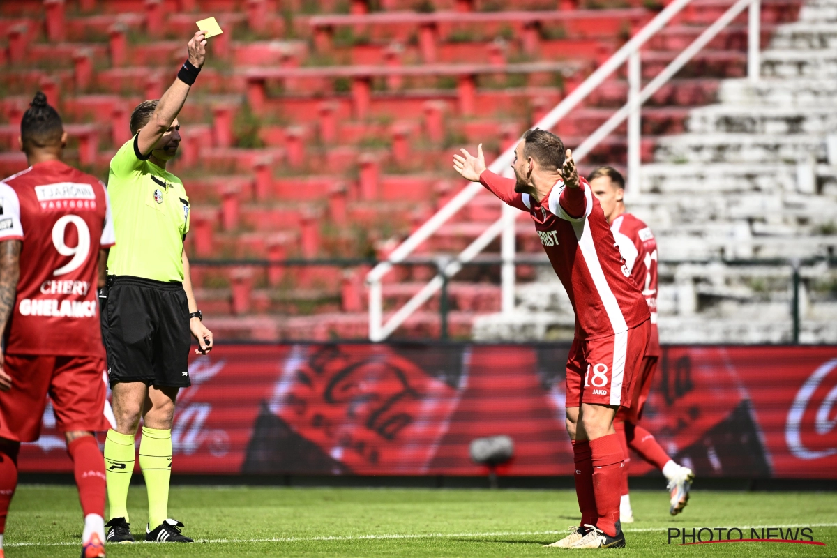 Patrick Goots haalt scheidsrechter Lawrence Visser door het slijk na match van Antwerp