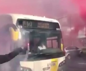 VIDEO: Oeps! KV Kortrijk-fans creëren zee van bengaals vuur... maar zien dan niet de spelersbus maar wel een van De Lijn opdoemen