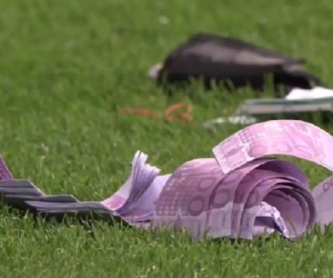 Het regent geld op het veld: Bayern-fans protesteren op wel heel ludieke wijze