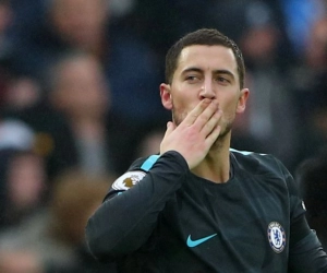 ? Klasse! Jonge Chelsea-supporter houdt 90 minuten lang bordje omhoog voor Hazard en dat bleef niet onopgemerkt