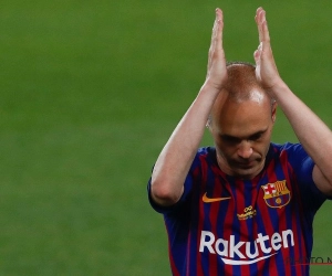 ? Wat een beeld! Wanneer 90.000 uitzinnige Barça-fans Camp Nou hebben verlaten, neemt Andres Iniesta op zijn manier afscheid