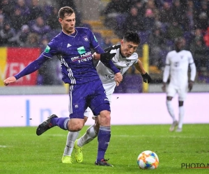 Dit is trouwens ook heel pijnlijk voor Anderlecht-speler: gepasseerd door iemand die niet eens op zijn positie speelt