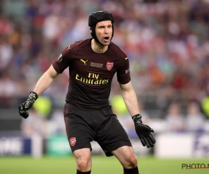 Petr Cech blinkt al meteen uit in zijn eerste ijshockeywedstrijd