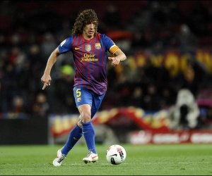 Carles Puyol nog even gedreven als tijdens zijn spelerscarrière: hij gaat letterlijk door de muur