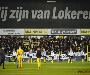 Opvallend: spelers Sporting Lokeren gingen na de wedstrijd meteen naar binnen, maar kwamen daarna terug het veld op