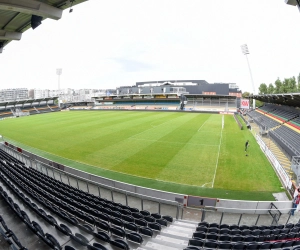 Het zit er bovenarms op tussen Oostende en Bouwgroep Versluys, letters Versluys Arena worden van het stadion gehaald