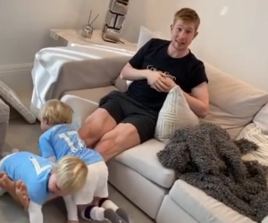 🎥 Never skip leg day! De Bruyne is wel erg creatief met gewichten in quarantaine