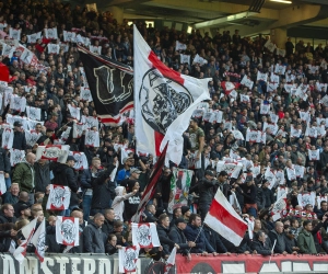 🎥 De klassieker tussen Ajax en Feyenoord later begonnen na brandend spandoek