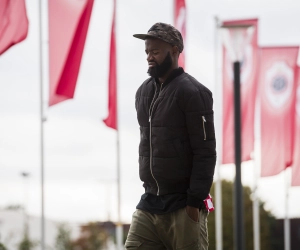 Didier Lamkel Zé wordt opnieuw even tegengehouden op de Bosuil, maar mag even later via zij-ingang toch binnen