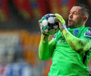 🎥 Danny Vuković krijgt mooi afscheid: Genk-supporters wuiven doelman voor zijn huis uit met Bengaals vuur en spandoeken 