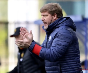 🎥 Oeps! Vanhaezebrouck vergeet Julien De Sart een plekje te geven voor de teamfoto