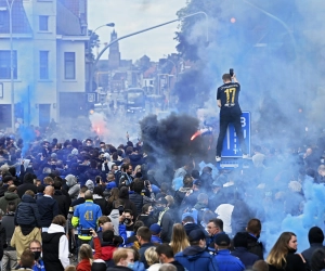 Honderden Club Brugge-supporters geven hun kampioenen blauw-zwart welkom in straten van Brugge