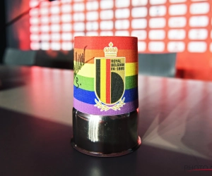 Ook Duivels geven - subtiel - signaal wat betreft diversiteit en tolerantie op persconferentie: regenboogband te zien