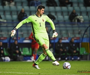 🎥 Thibaut Courtois laat zich van zijn knapste kant zien en schenkt shirt aan nierpatiëntje