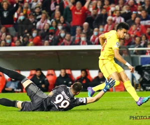 📷 Liverpool speler krijgt stok naar het hoofd gegooid na doelpunt