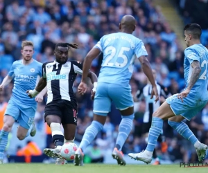 🎥 Newcastle United-vedette deelt handtekening én peperduur horloge uit aan fan